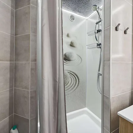 2 Pièces Mezzanine Clim, Bord De Plage, Parking - Fr-1-326-722 *